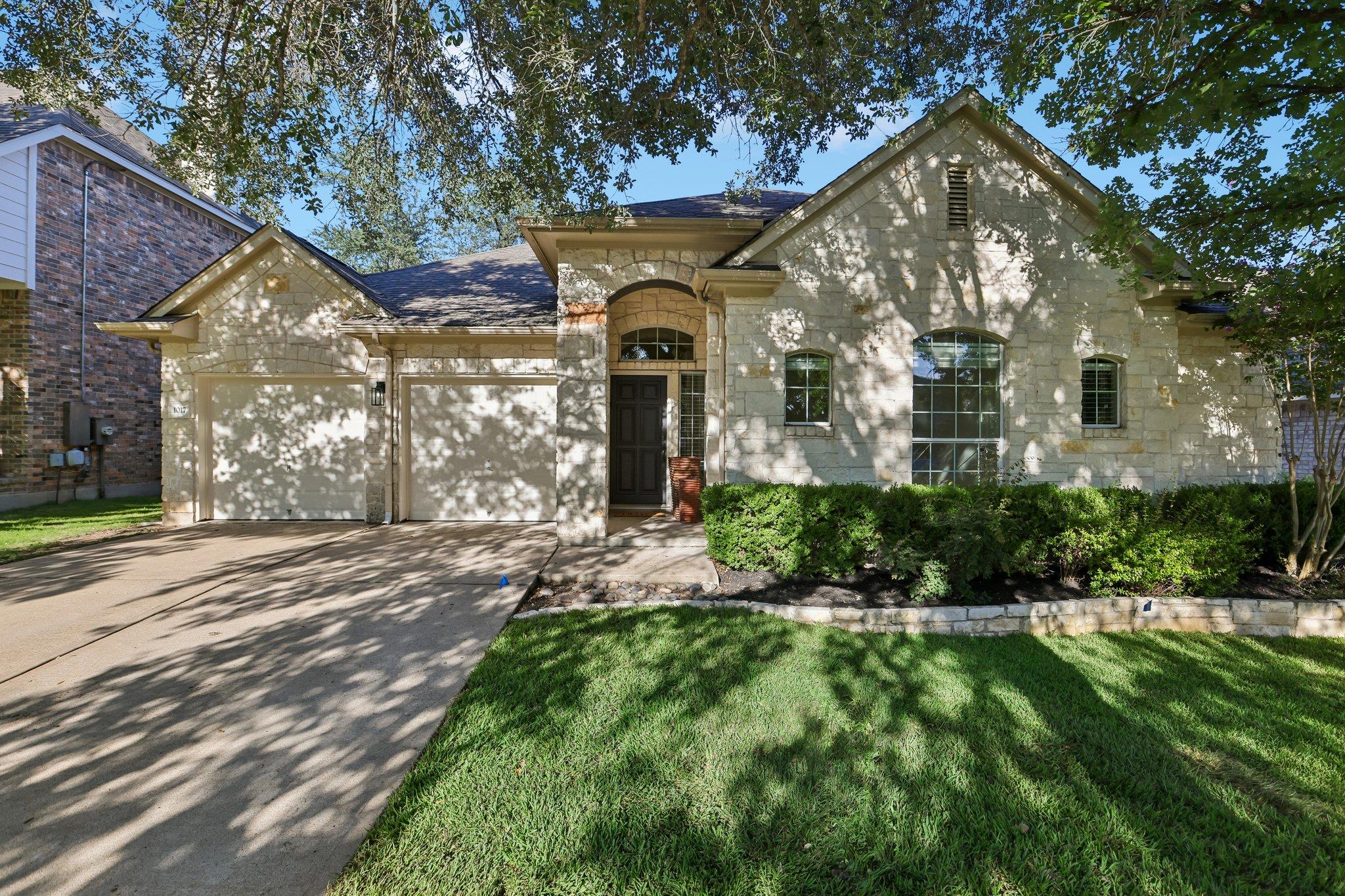 1017 Horseback Holw Property Photo 3