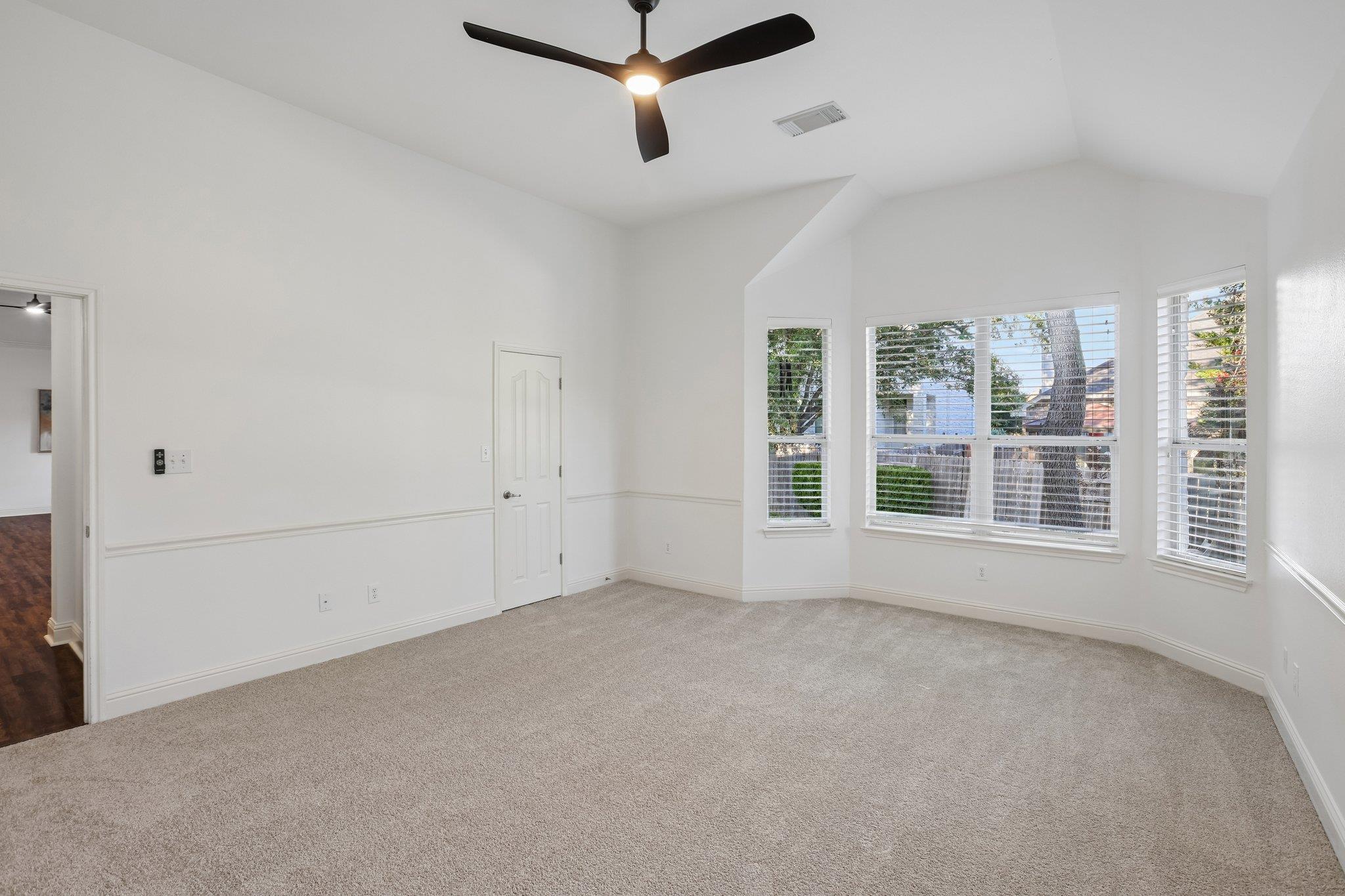 1017 Horseback Holw Property Photo 5