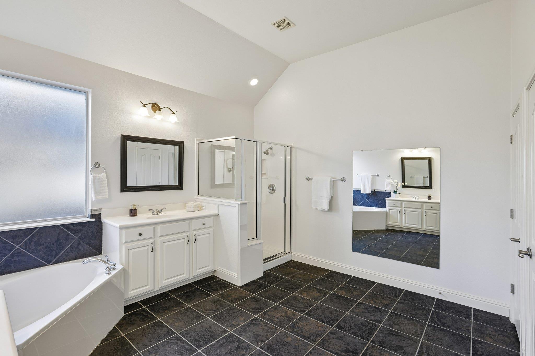 1017 Horseback Holw Property Photo 6