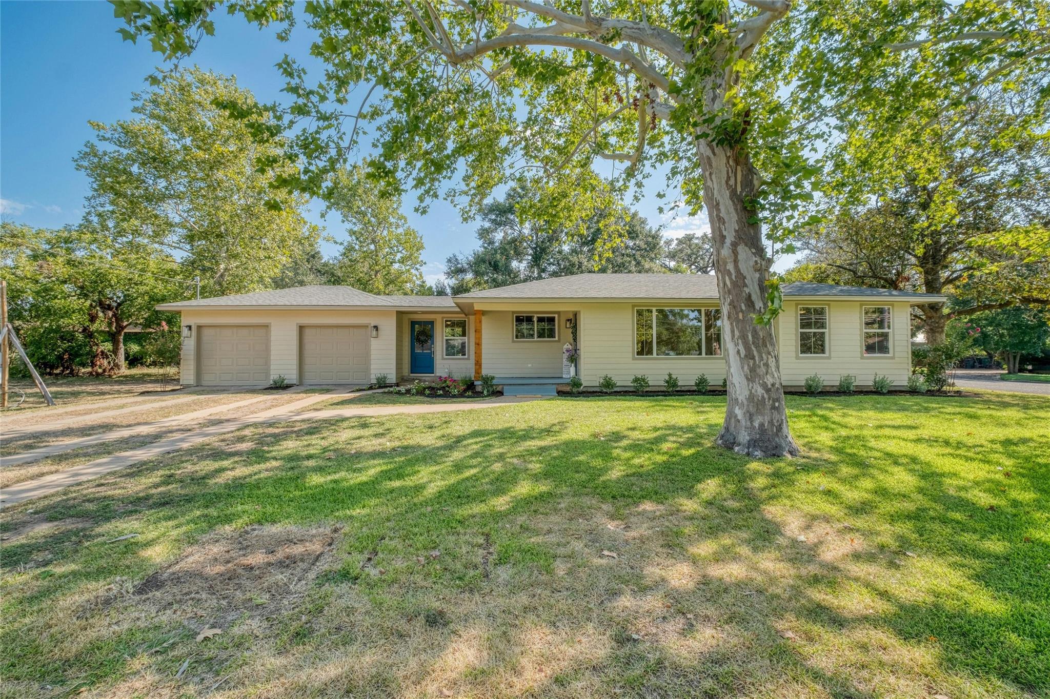 293 S College St Property Photo 1