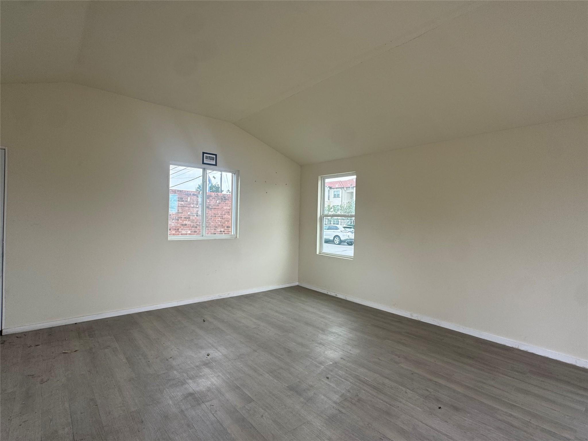 8024 N Interstate 35 Property Photo 1
