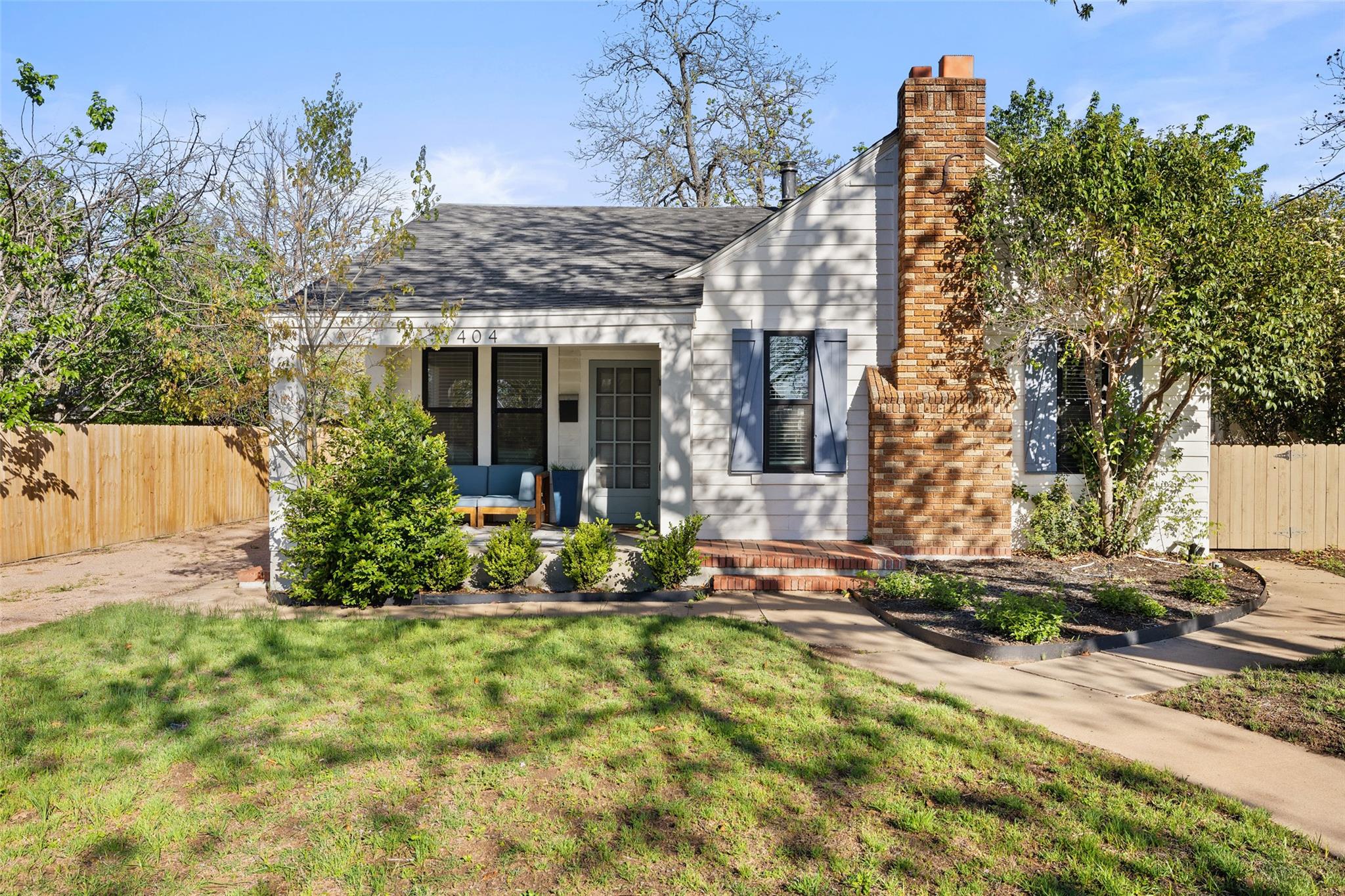 404 Cora St Property Photo