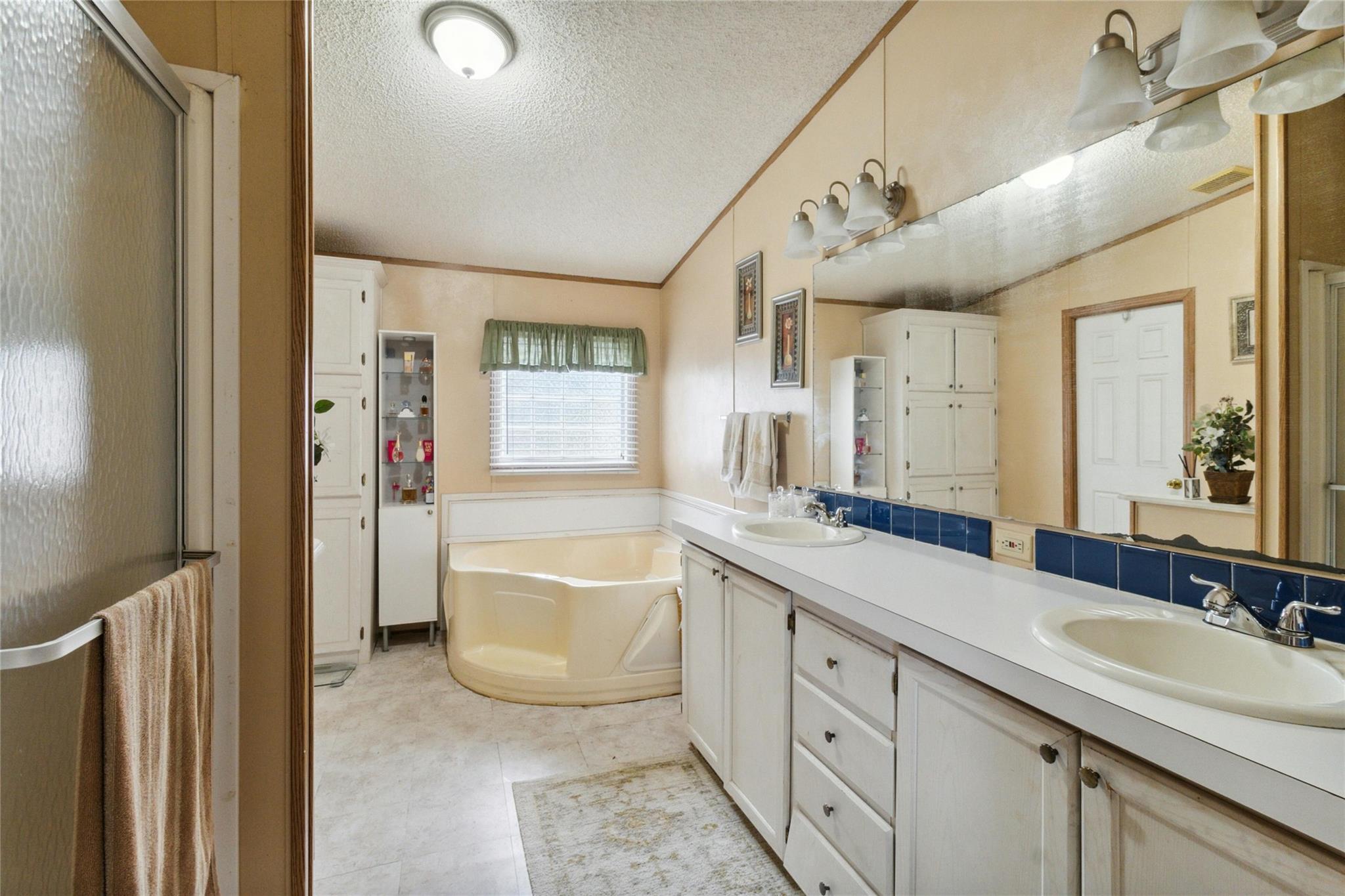 8106 Wolf Ln Property Photo 14