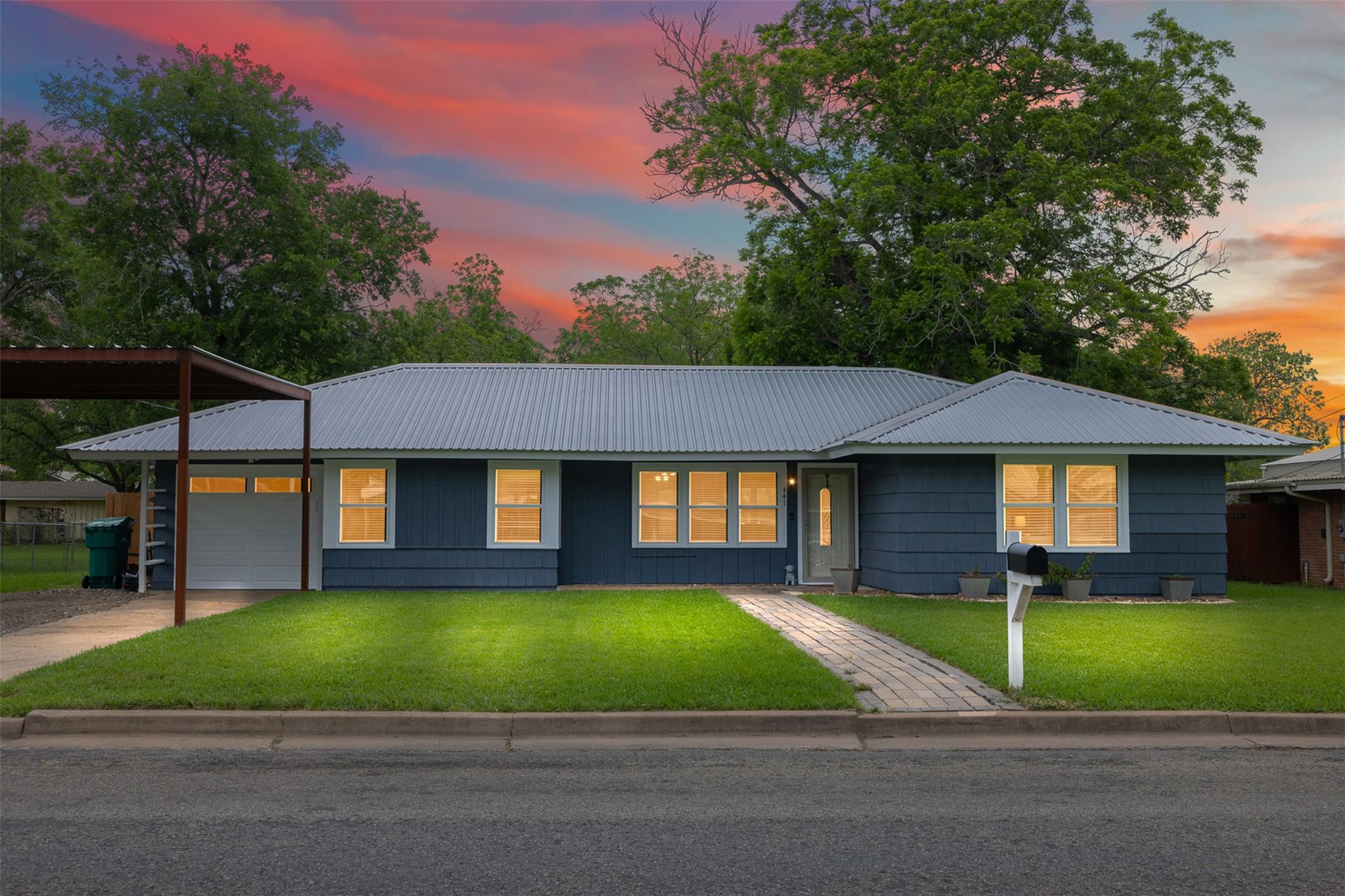 441 South College St Property Photo