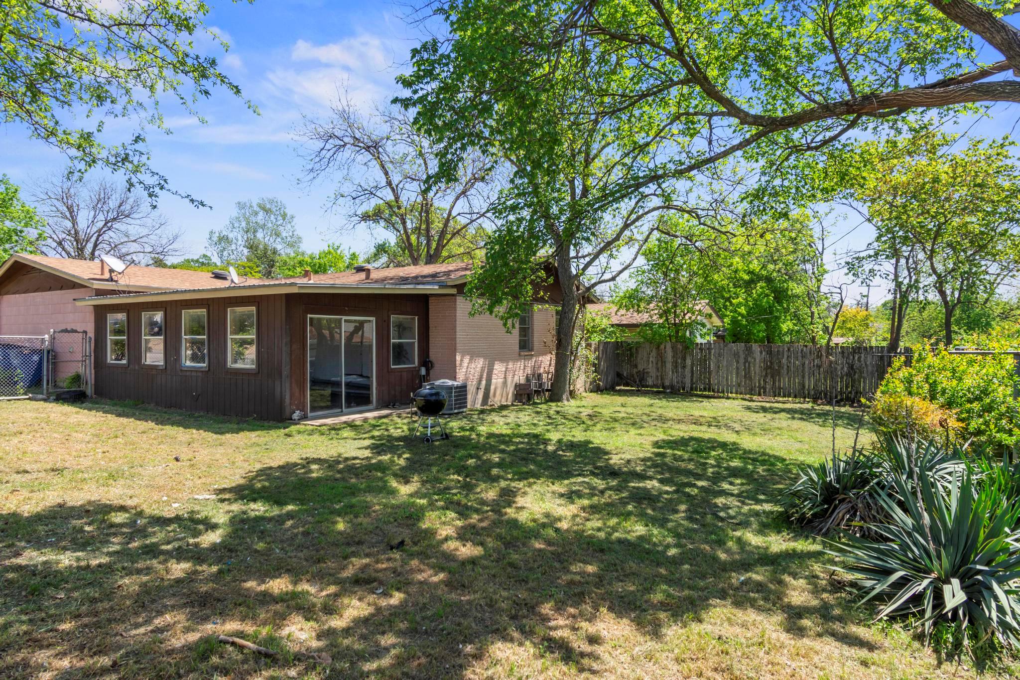 1201 Larkwood Dr Property Photo 17