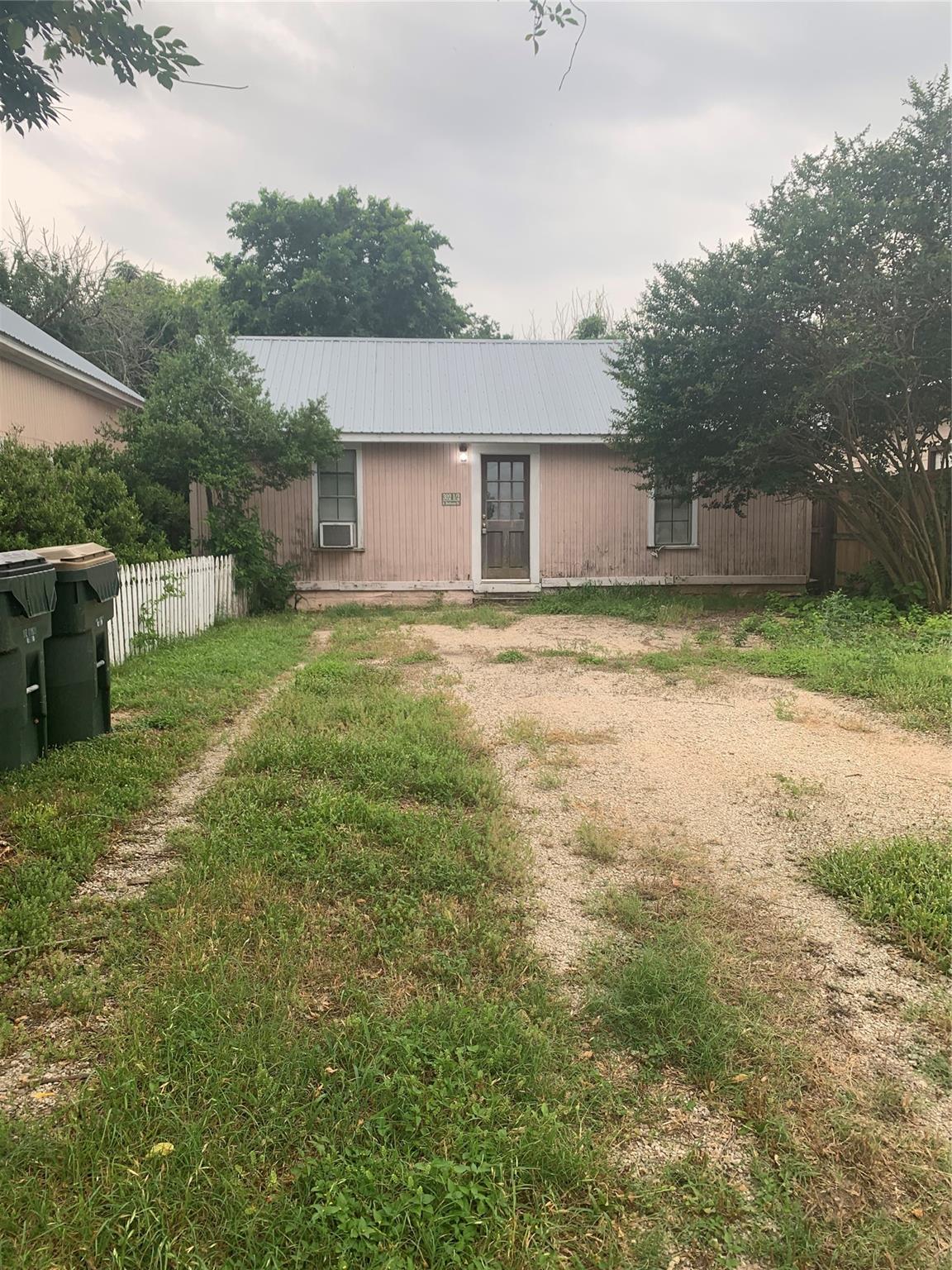 302 S Burleson St #b Property Photo 1