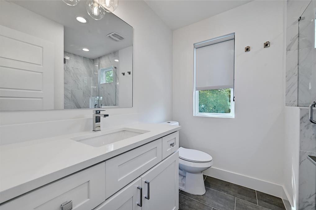 2405 E 11th St #2 Property Photo 18