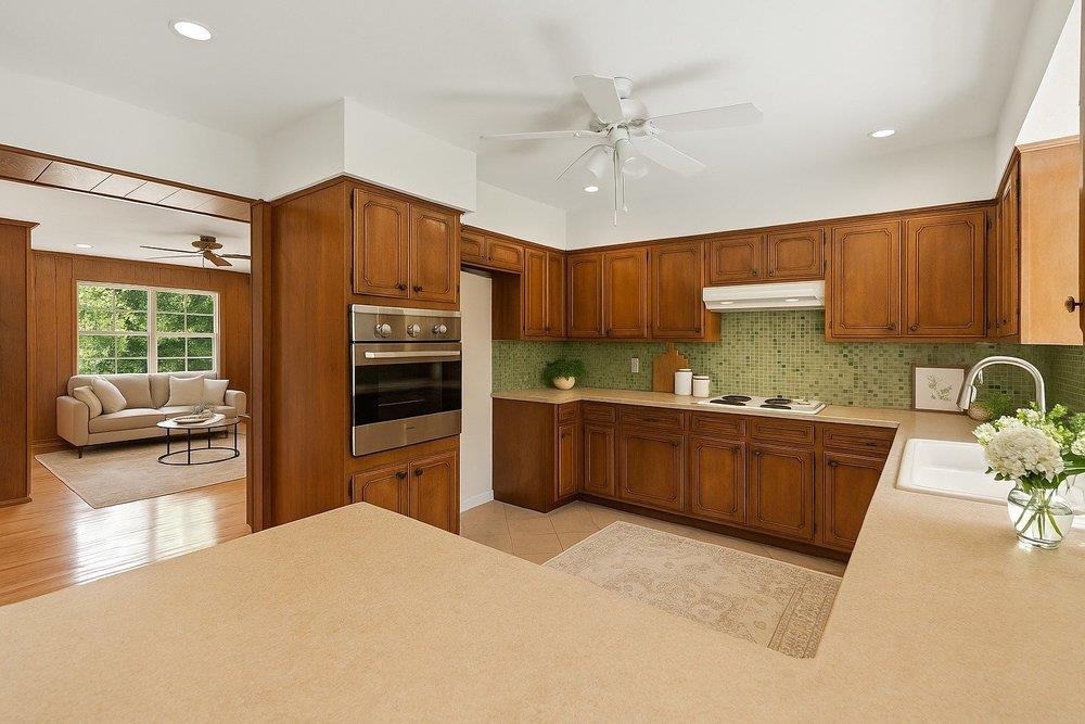 2401 Homedale Cir Property Photo 4