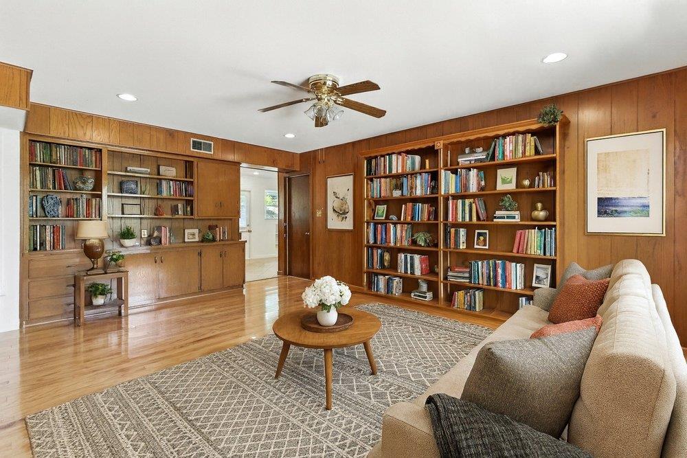 2401 Homedale Cir Property Photo 6