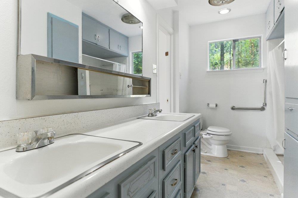 2401 Homedale Cir Property Photo 9