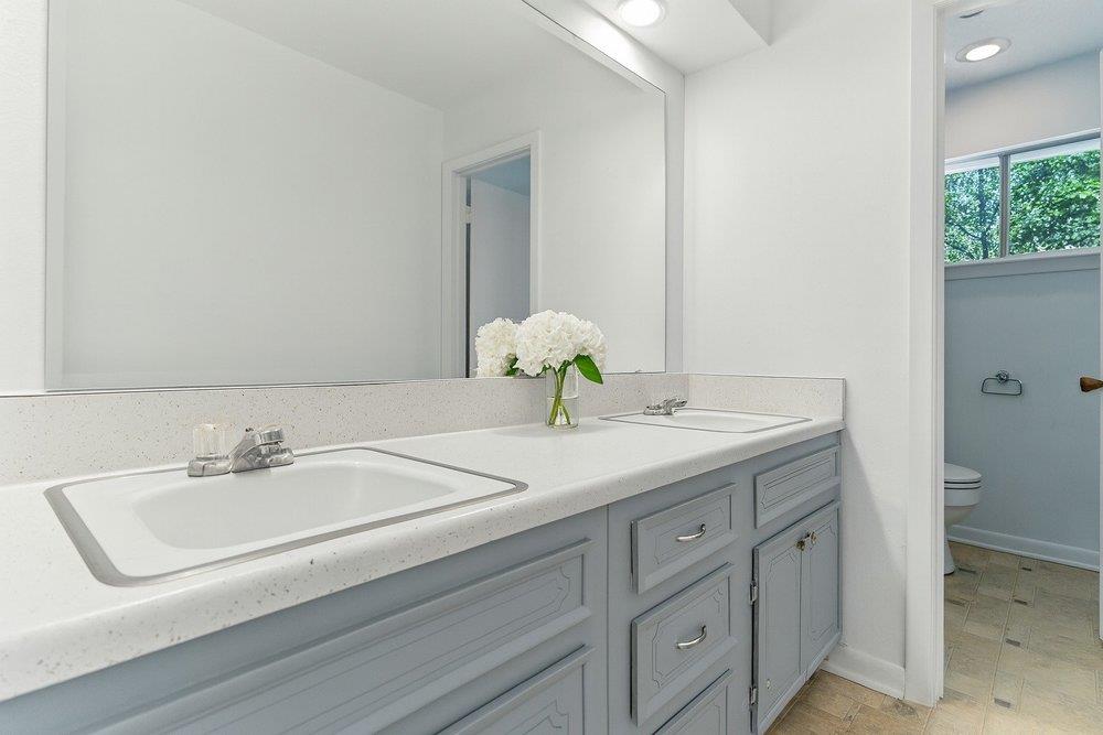 2401 Homedale Cir Property Photo 16