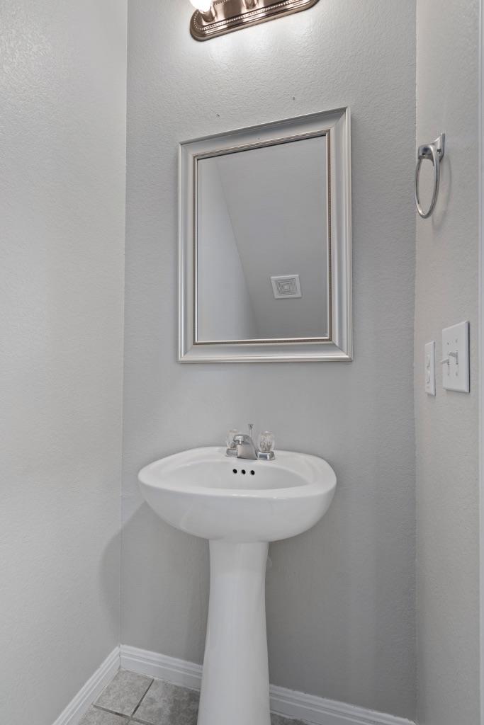 232 Triumph Rd Property Photo 9