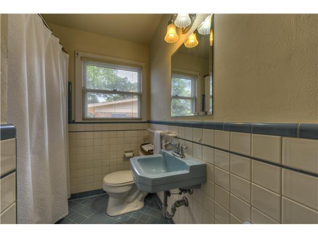 2111 W 10th St Property Photo 14