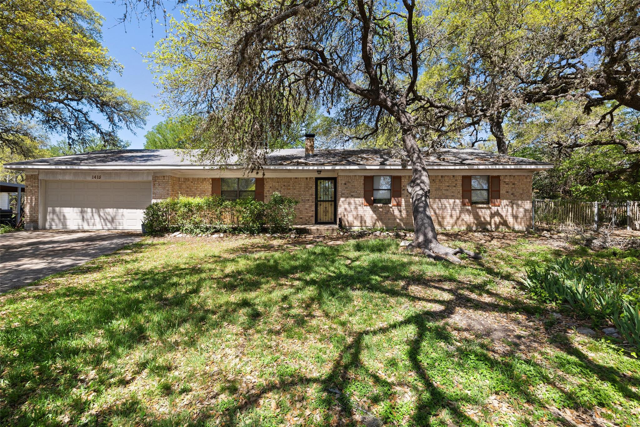 1415 Oakridge Dr Property Photo