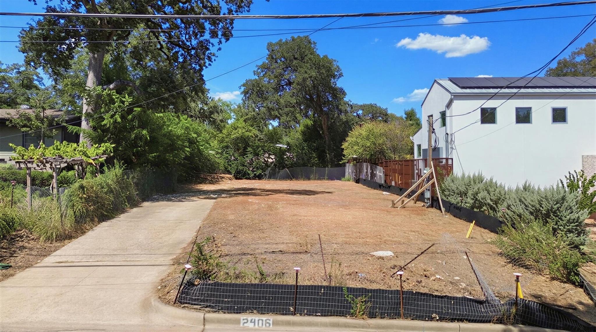 2406 W 10th St Property Photo 1