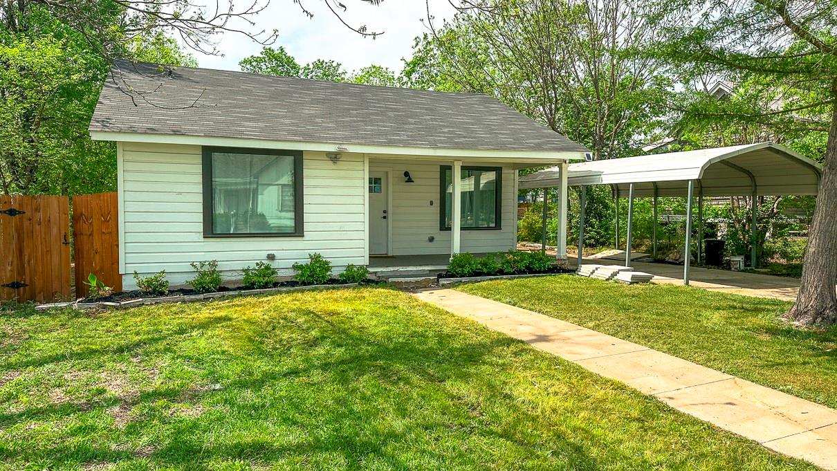 403 Lizzie St Property Photo 5