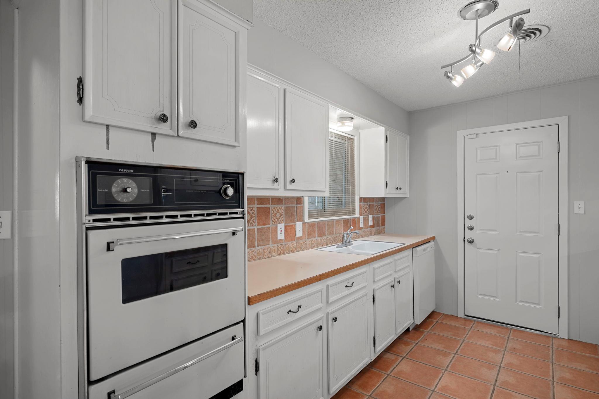 3100 Whiteway Dr Property Photo 7