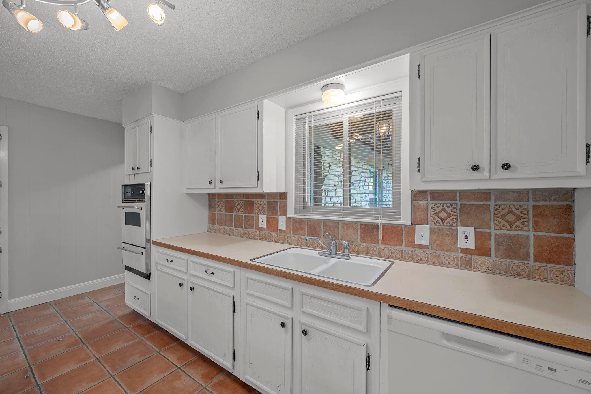 3100 Whiteway Dr Property Photo 9