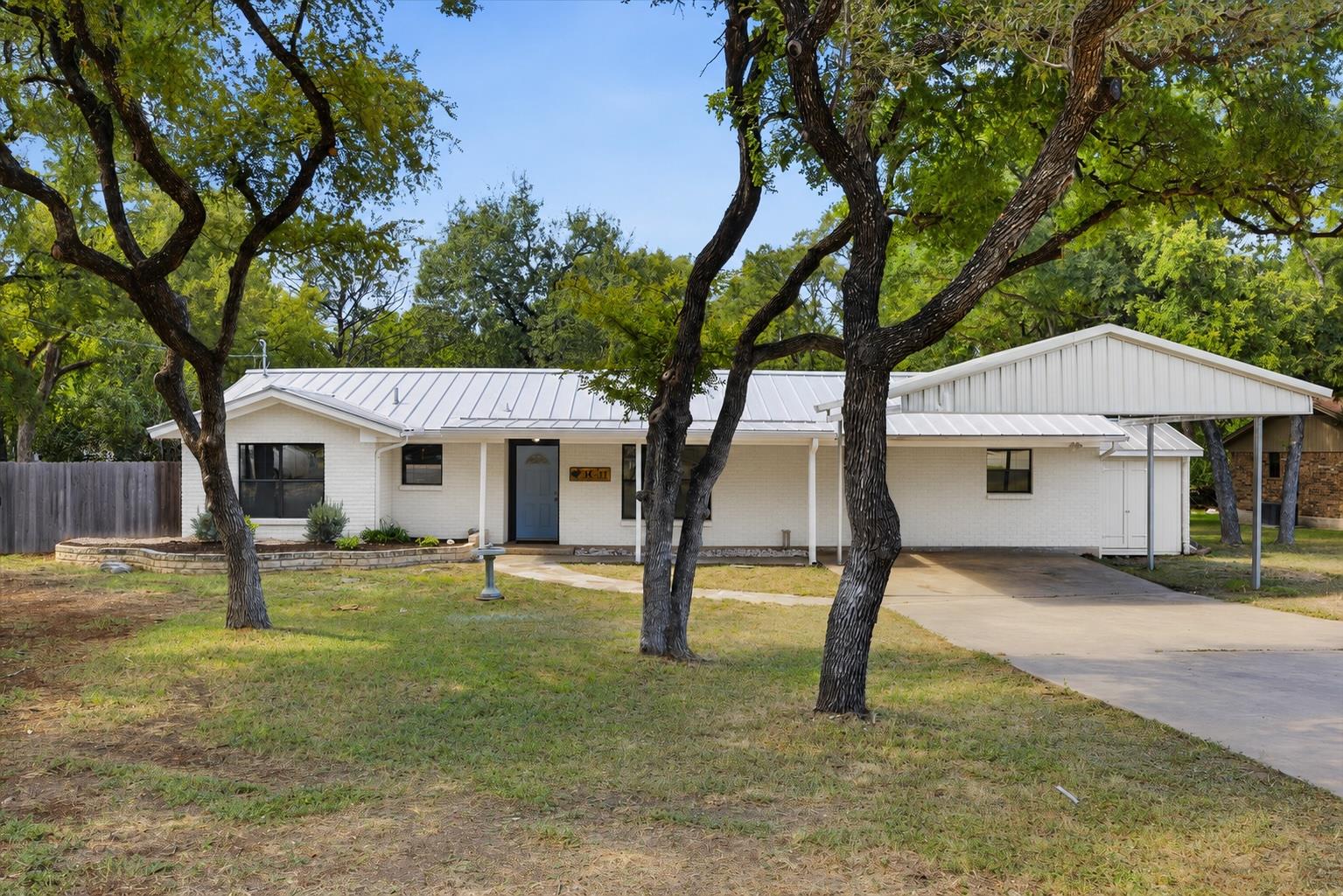 1011 Serenada Dr Property Photo 1