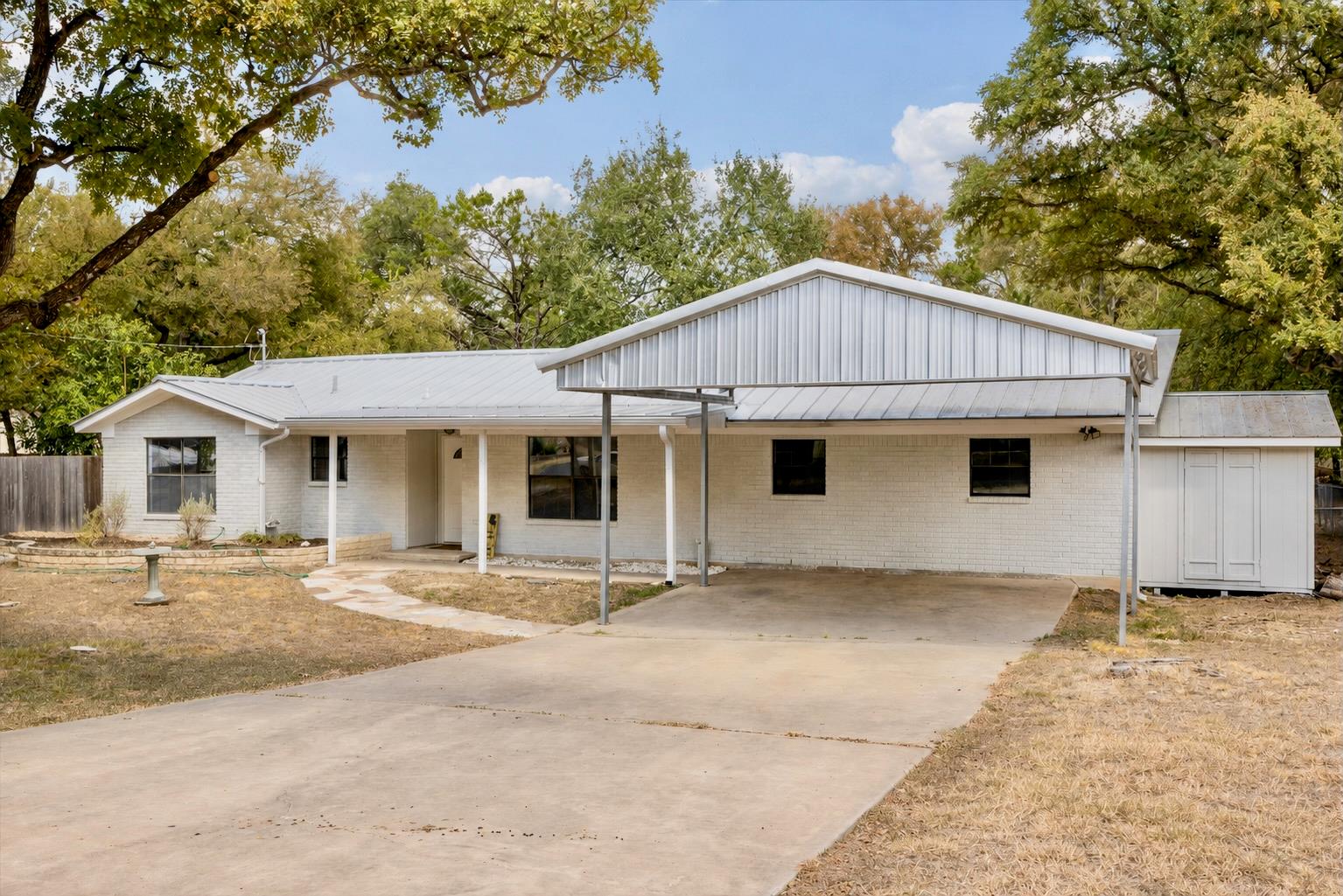 1011 Serenada Dr Property Photo 1