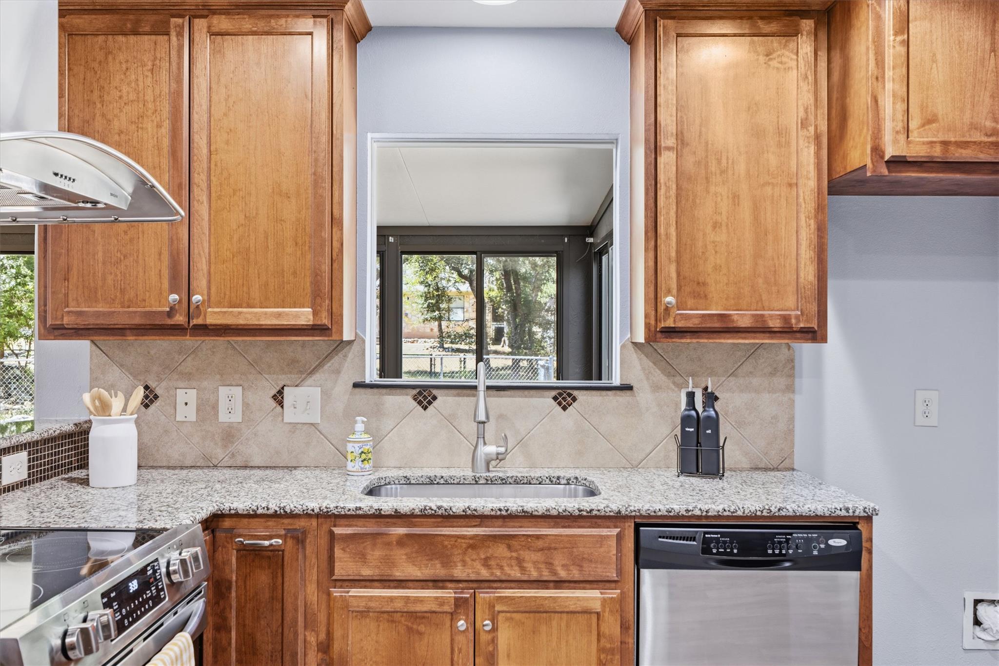 1011 Serenada Dr Property Photo 18