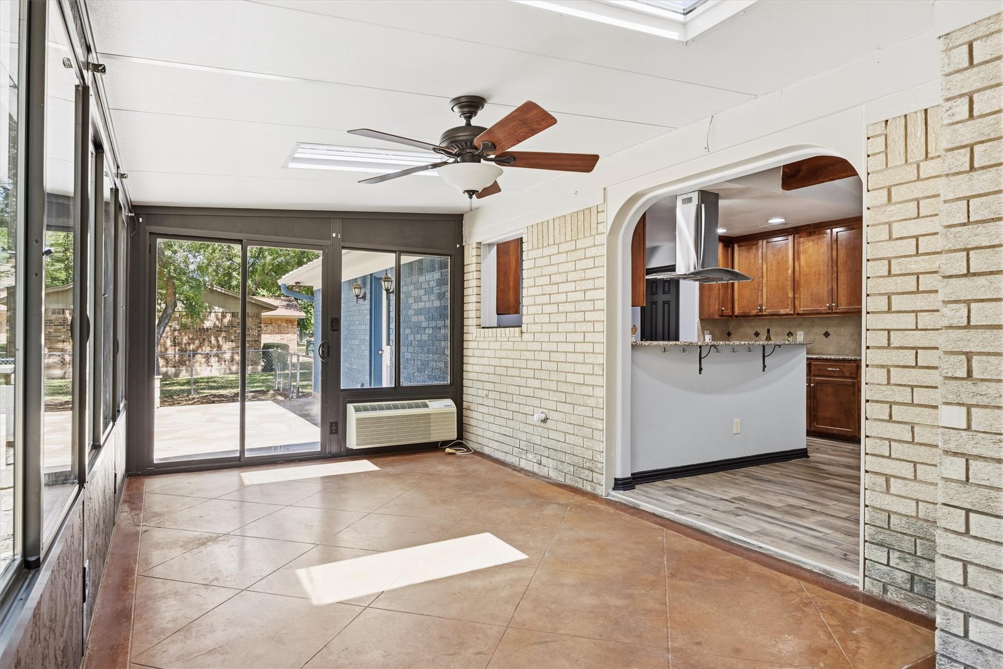 1011 Serenada Dr Property Photo 19