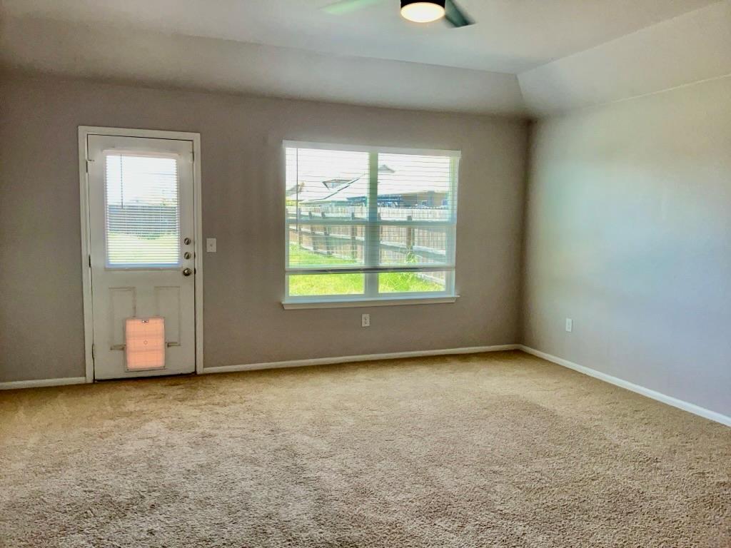 12040 Riparian Rd Property Photo 3