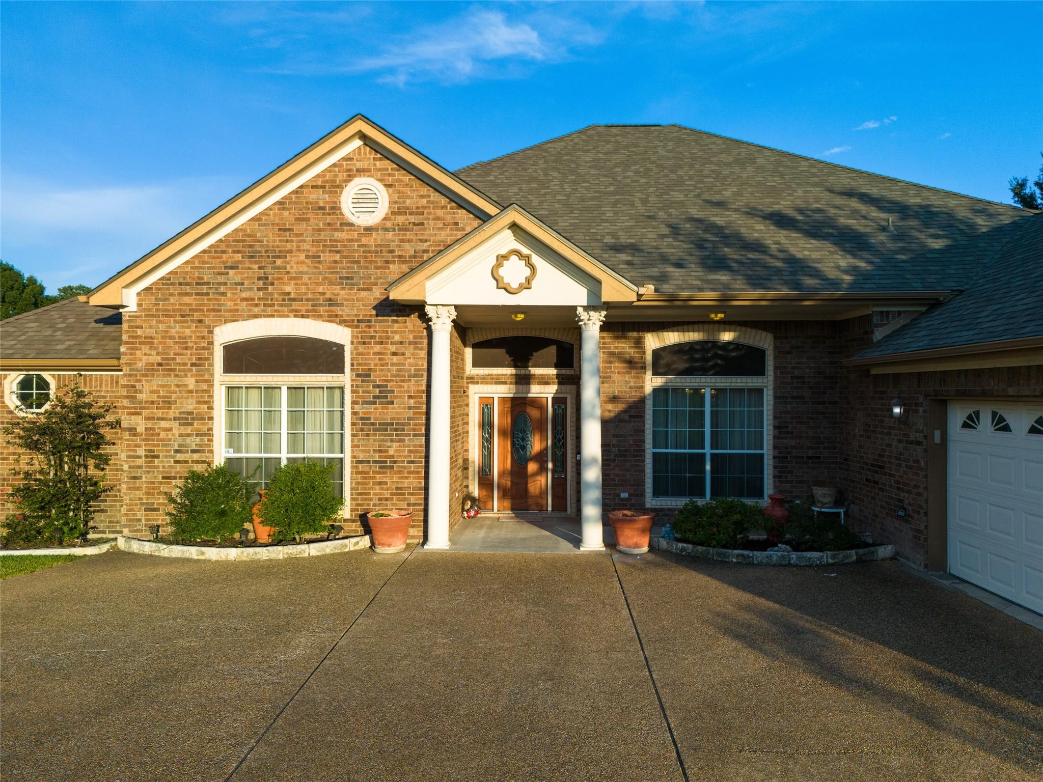 1004 Shady Hollow Ct Property Photo 1