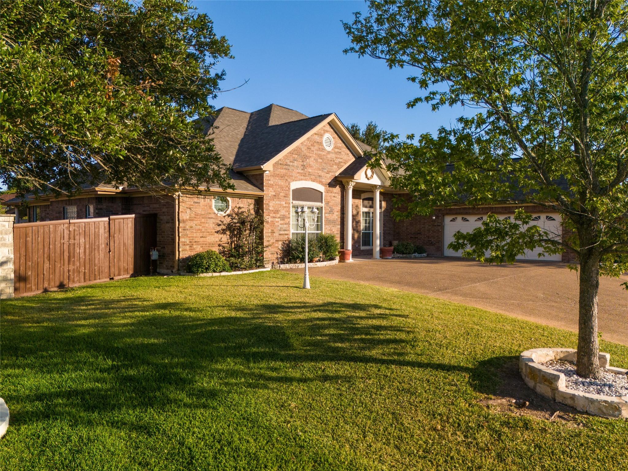 1004 Shady Hollow Ct Property Photo 8