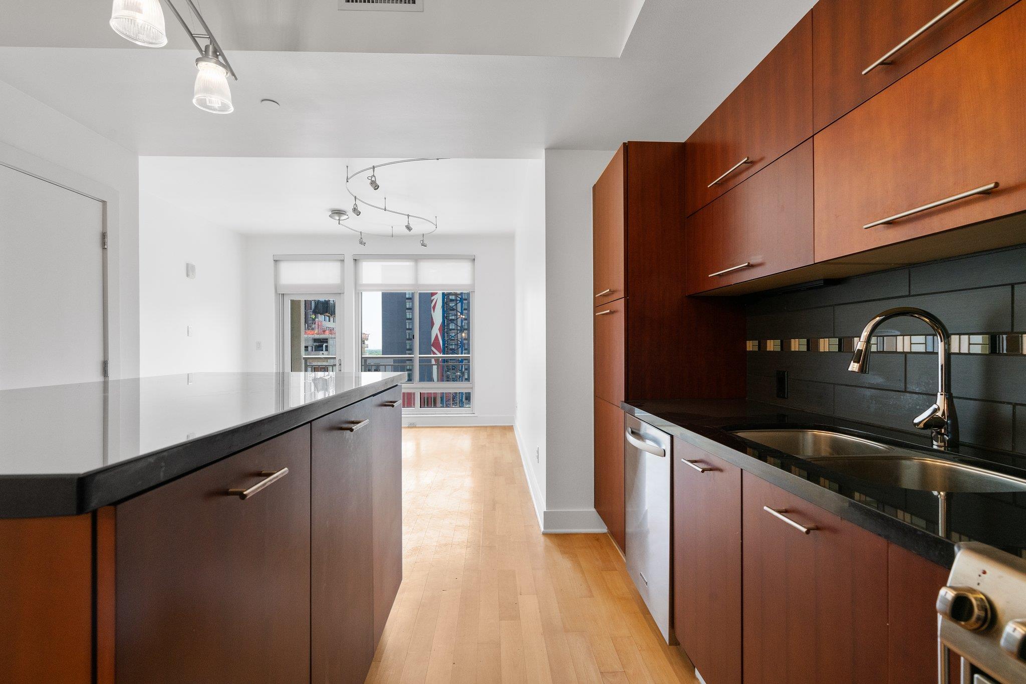 603 Davis St #1105 Property Photo 4