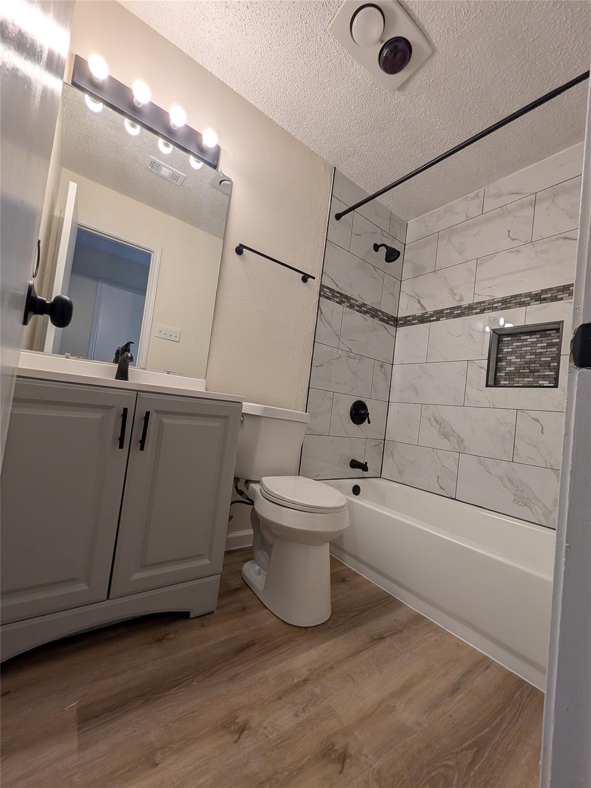 13303 Lyndhurst St #b Property Photo 11