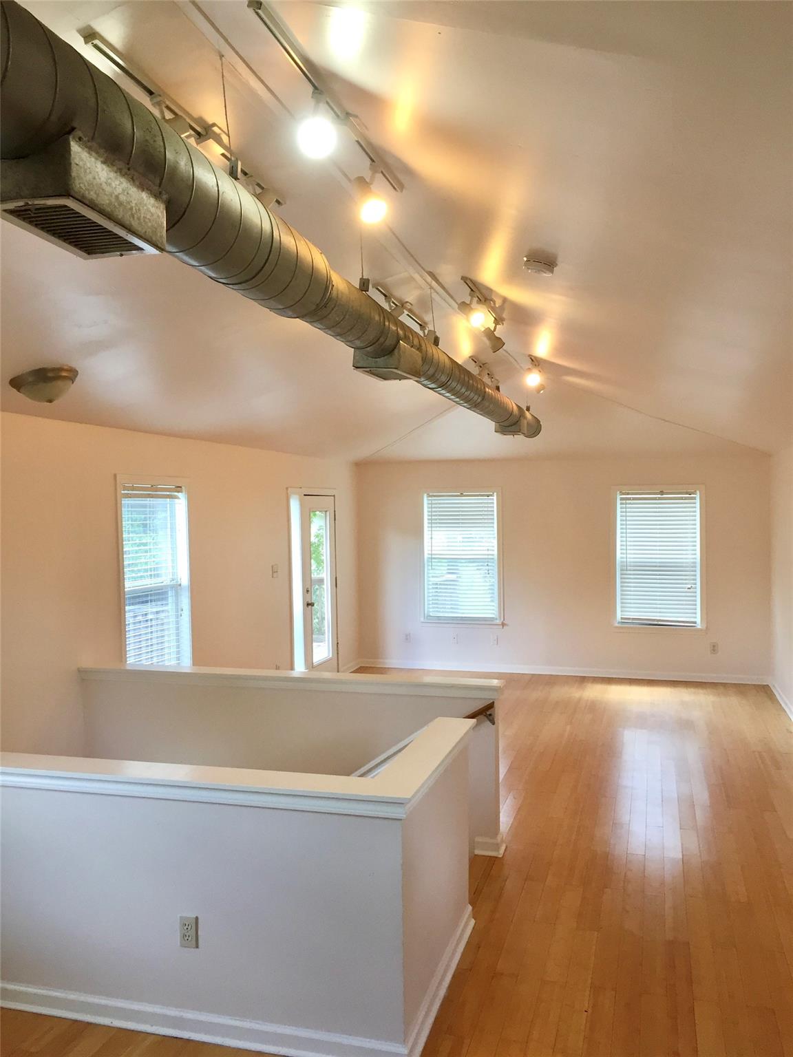 1109 Brentwood St Property Photo 3