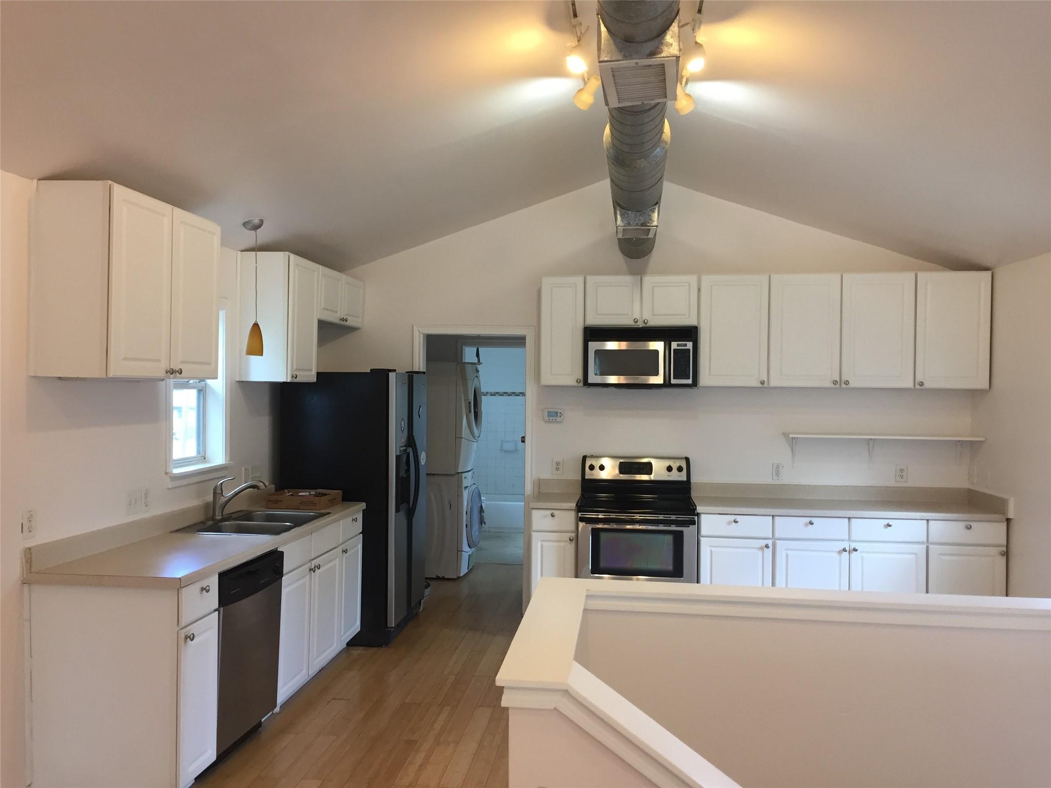 1109 Brentwood St Property Photo 4