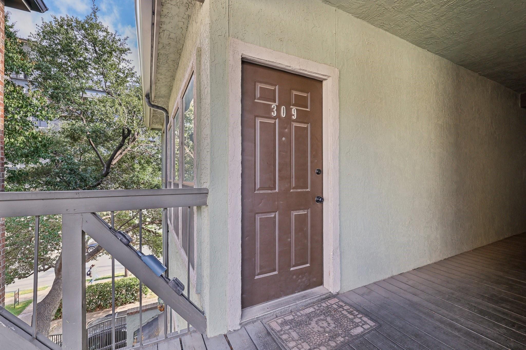 807 W 25th St 309 Property Photo 5