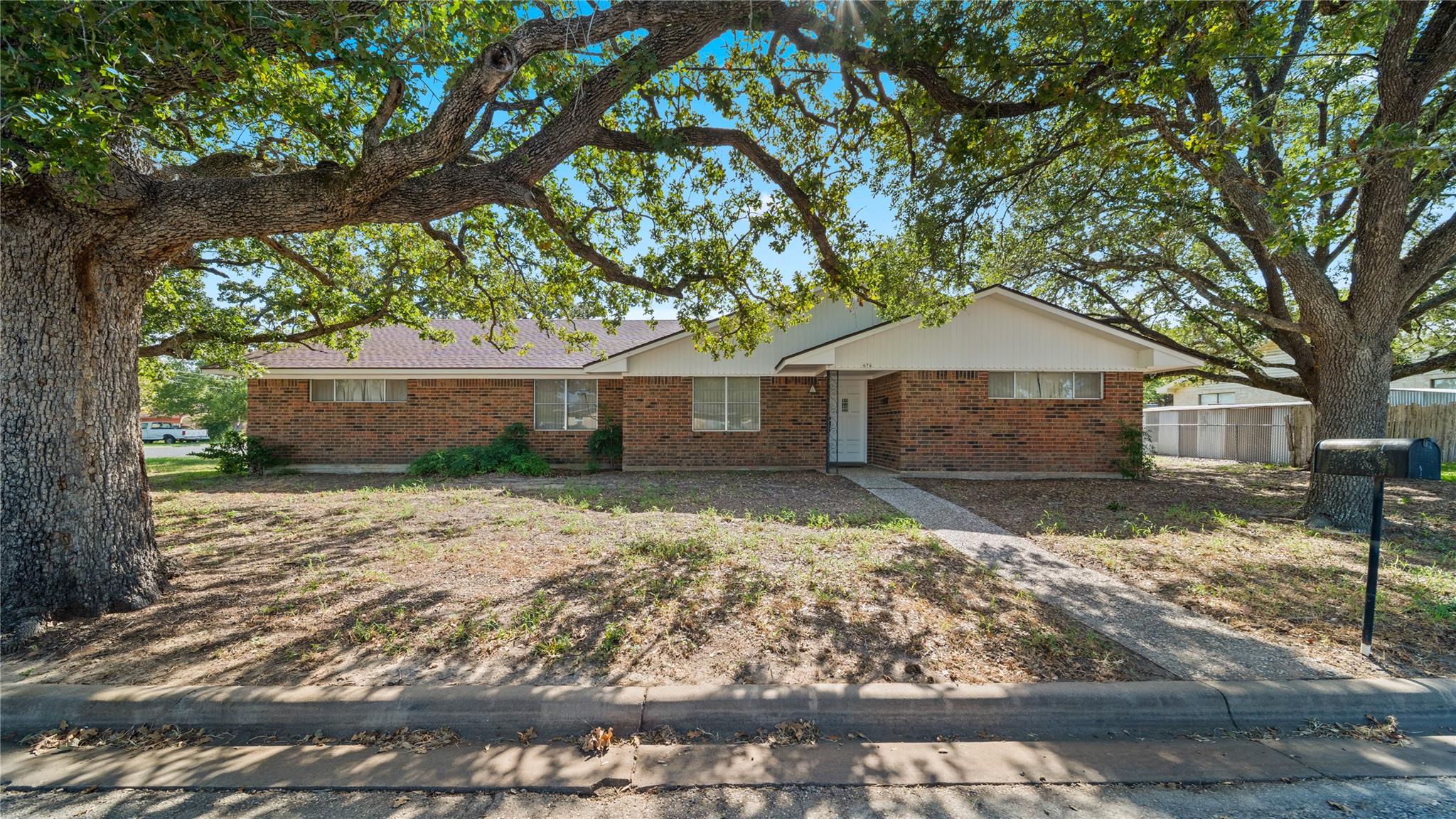 674 N Polk St Property Photo 1