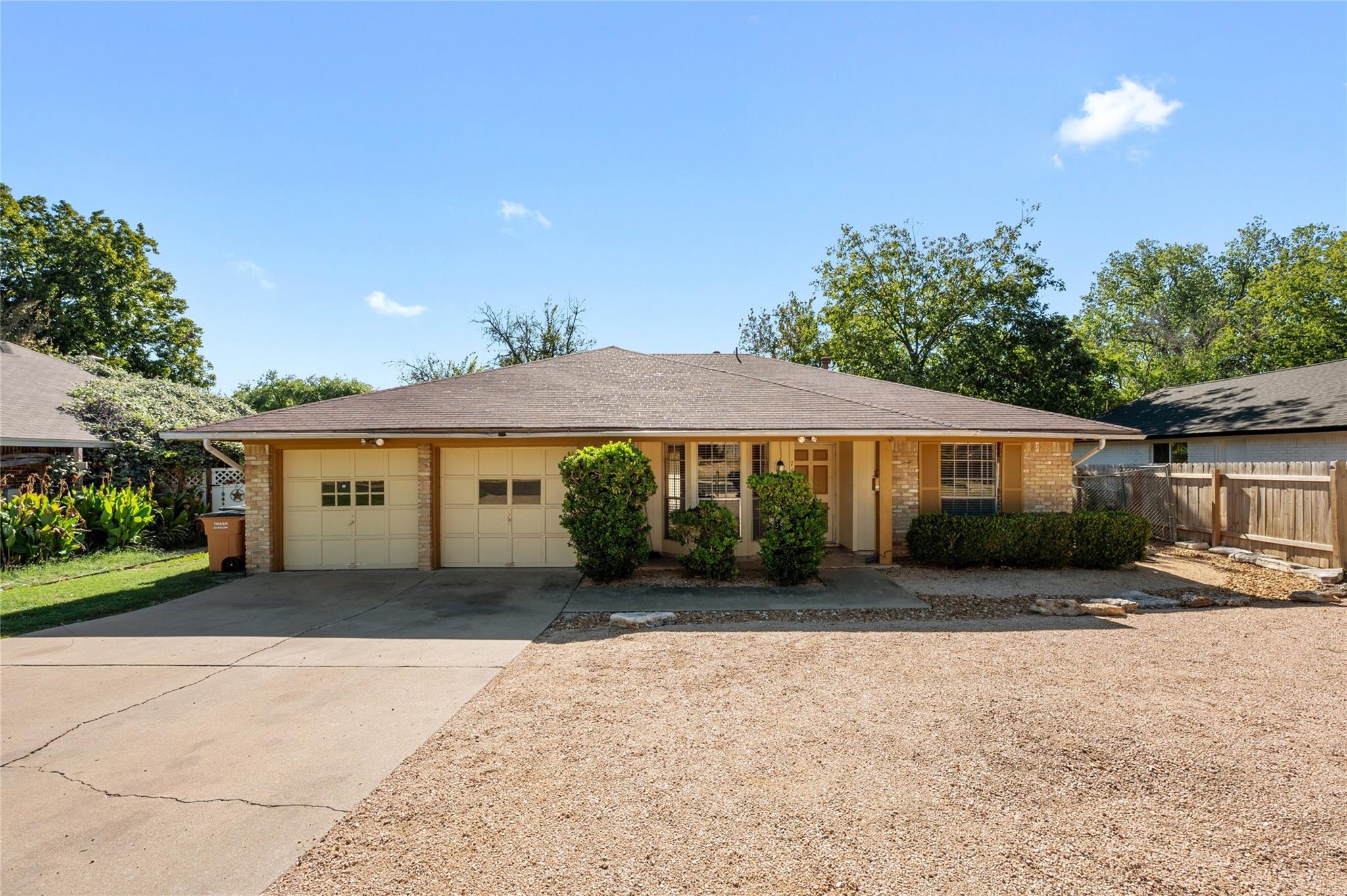 7405 Brookhollow Dr Property Photo 1