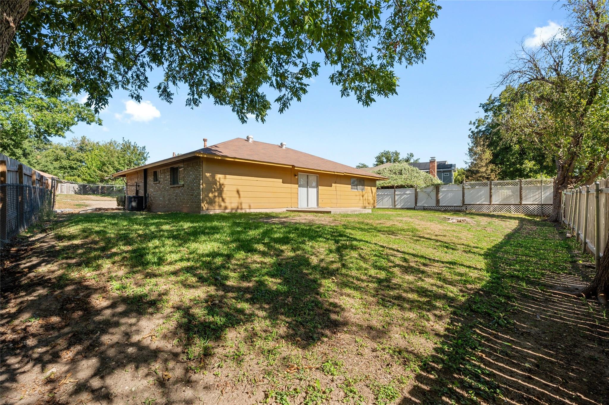 7405 Brookhollow Dr Property Photo 2