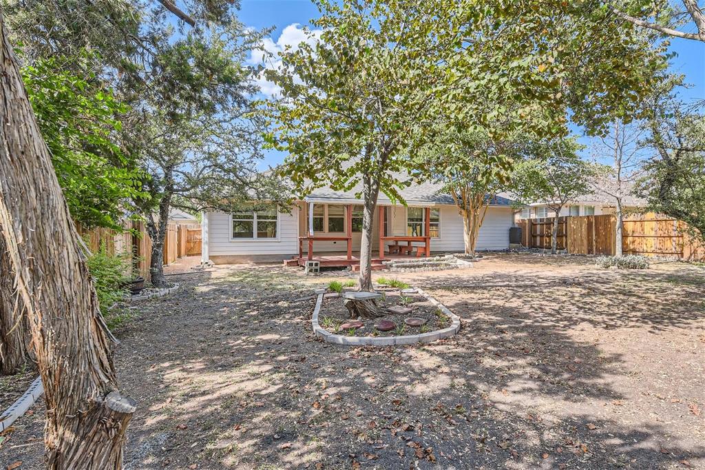 351 Canterbury Dr Property Photo 4