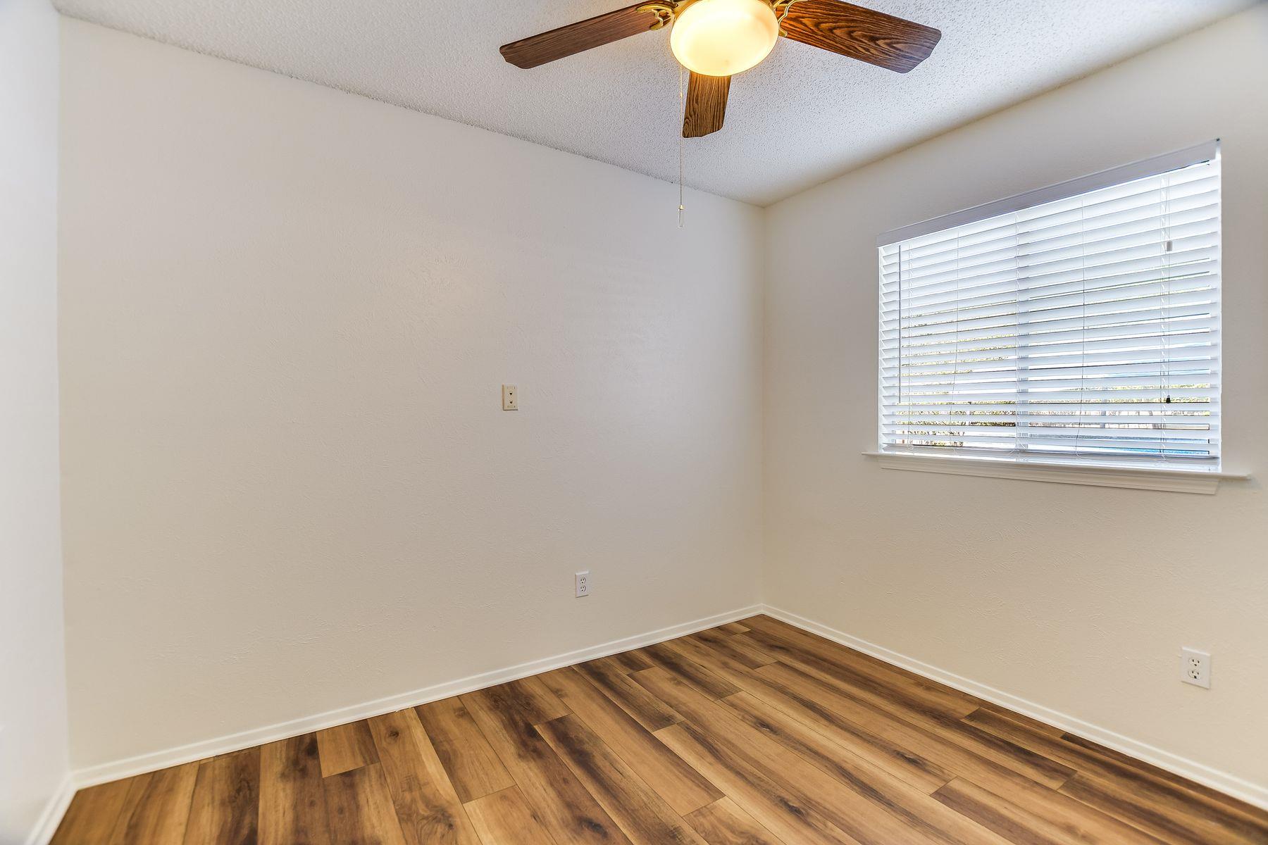 903 Burnt Oak Ct Property Photo 7