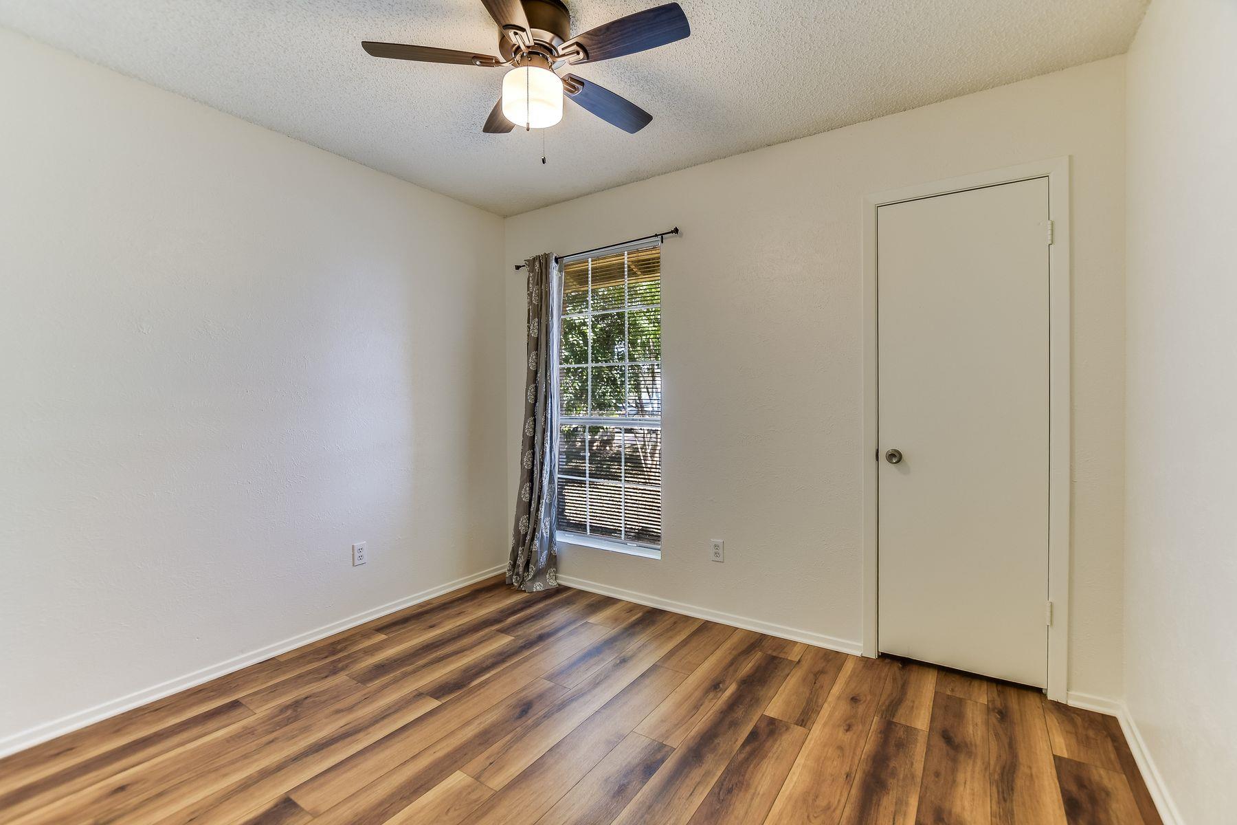 903 Burnt Oak Ct Property Photo 8