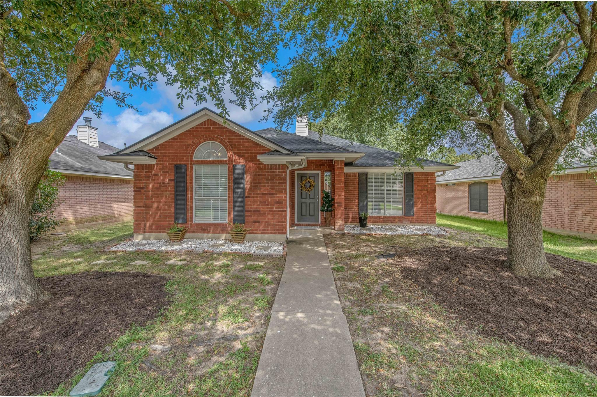 805 Azalea Ct Property Photo 1