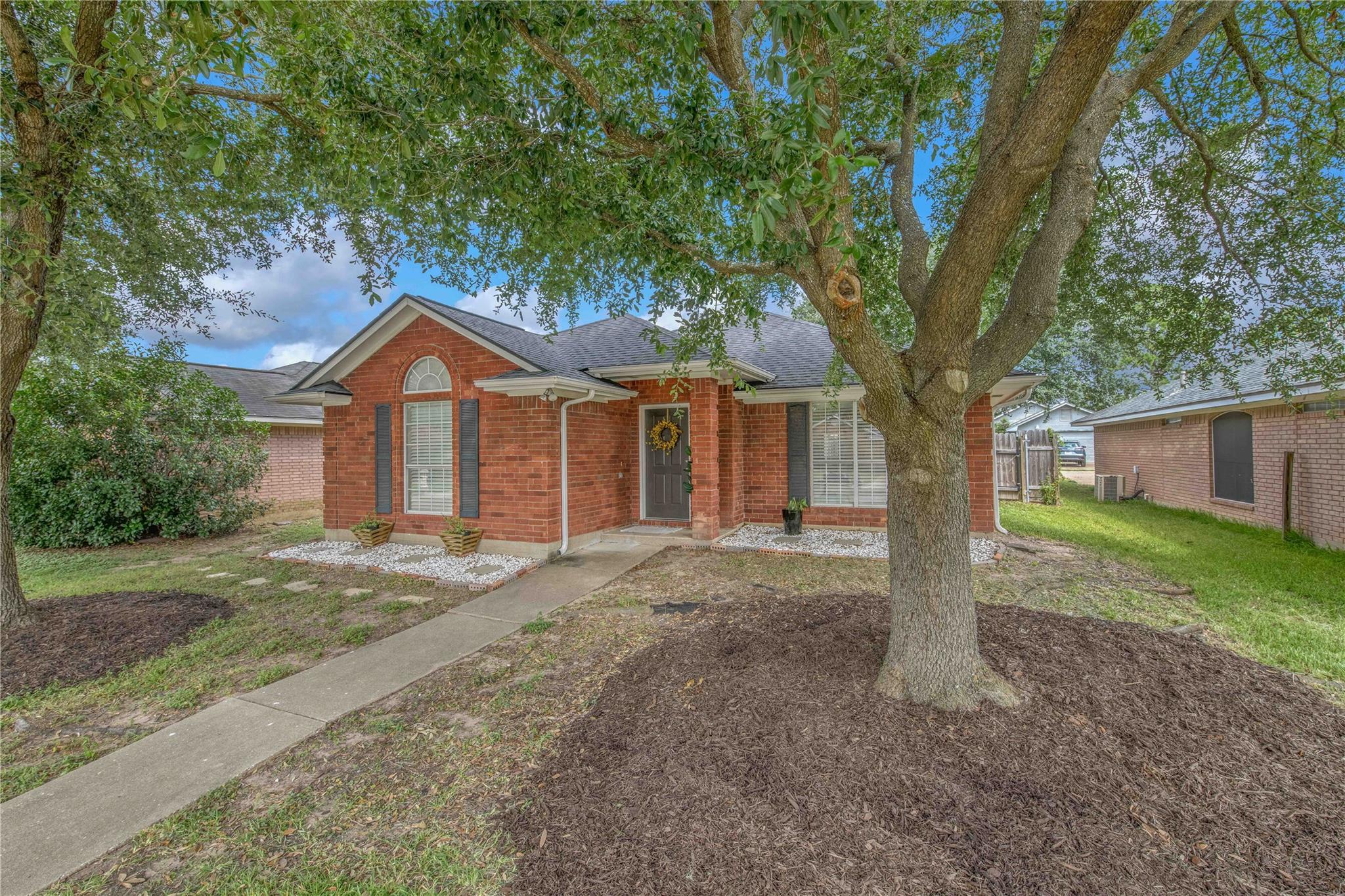 805 Azalea Ct Property Photo 2