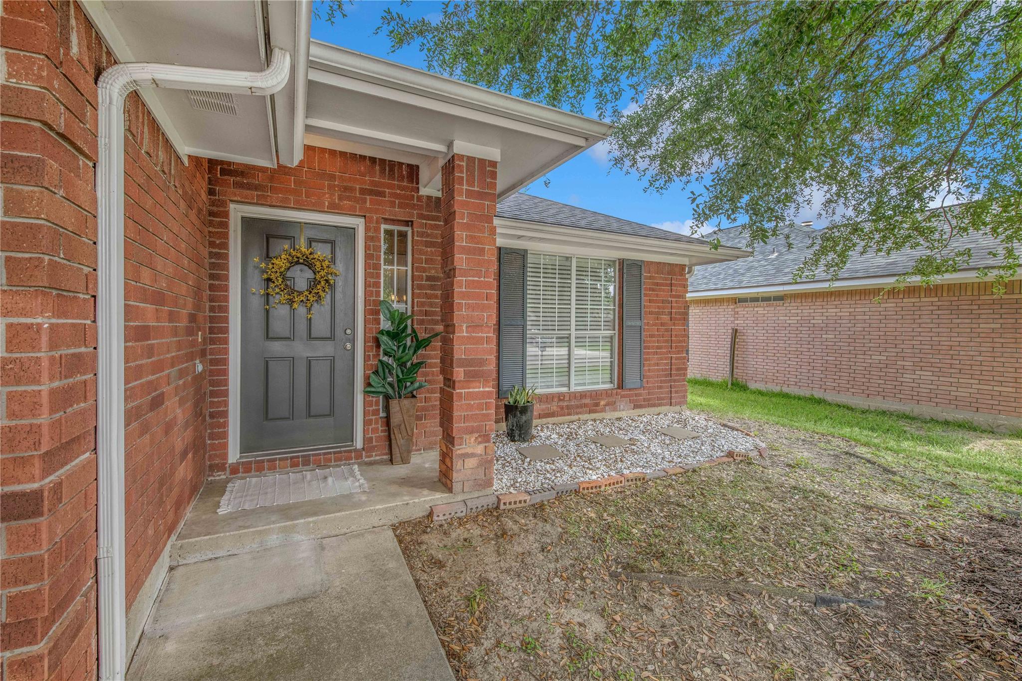 805 Azalea Ct Property Photo 3