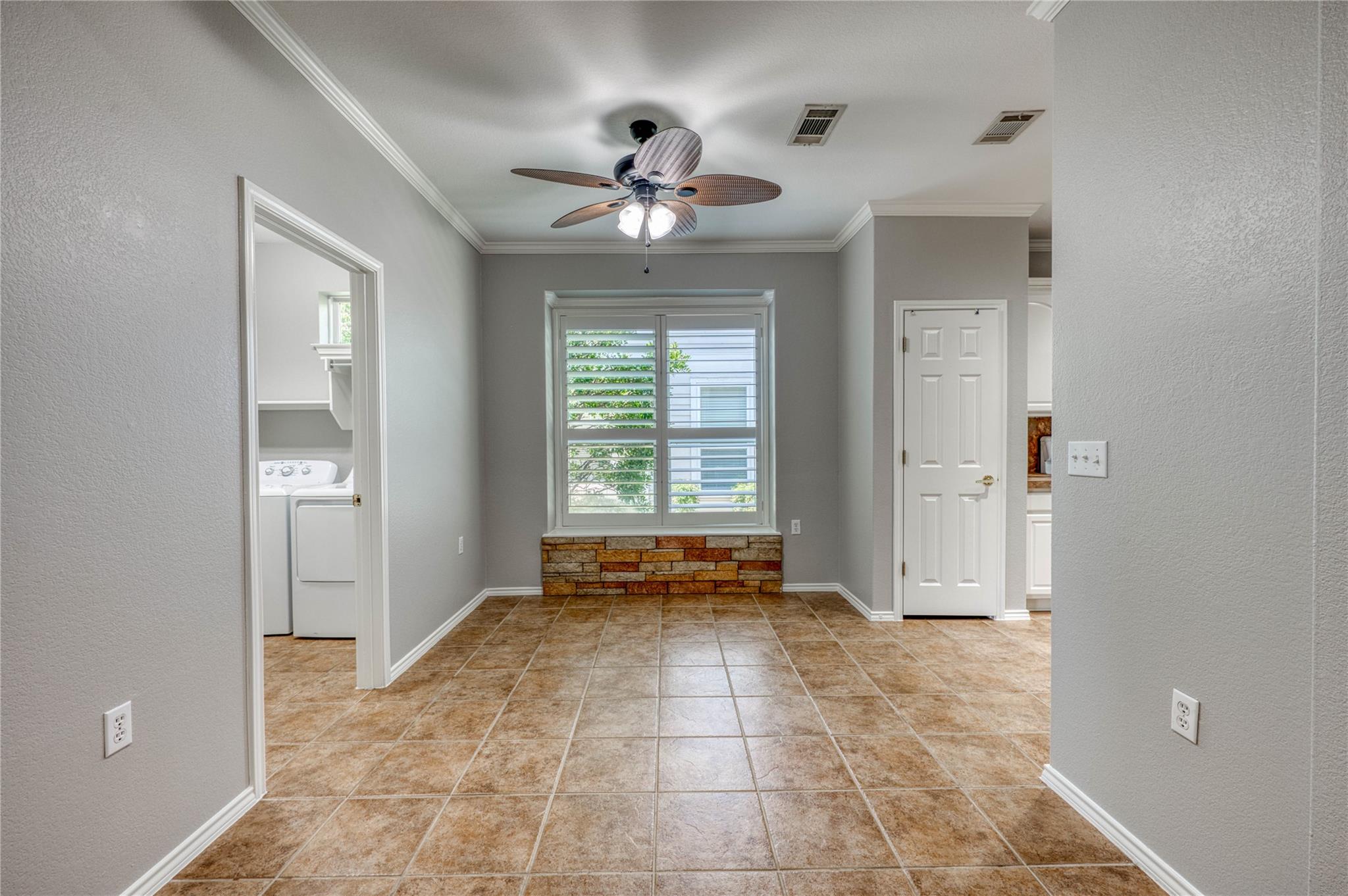 125 Dickens Cir Property Photo 3