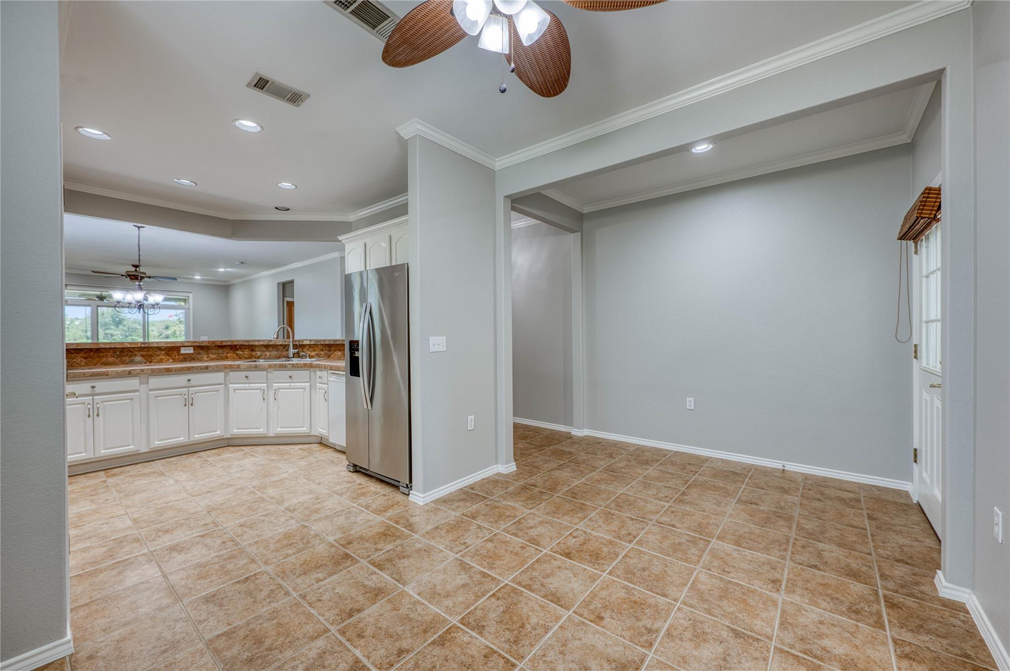 125 Dickens Cir Property Photo 5