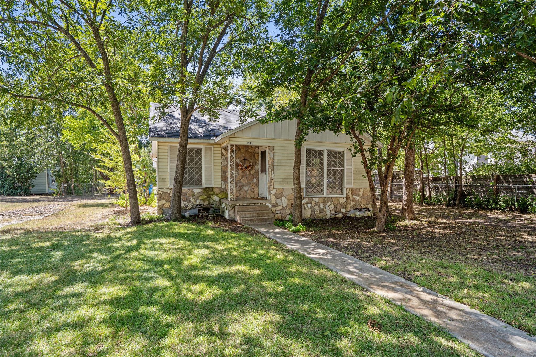 1121 Lexington St Property Photo 1