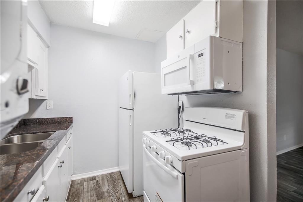 2401 Manor Rd #102 Property Photo 17