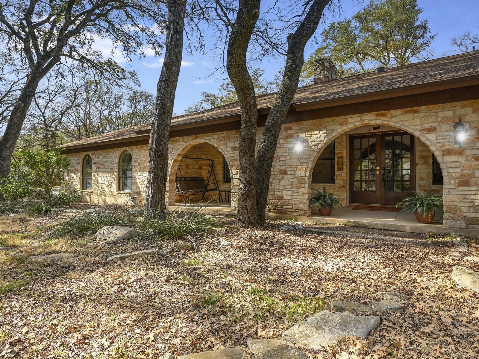 725 Shady Hollow Dr Property Photo 2