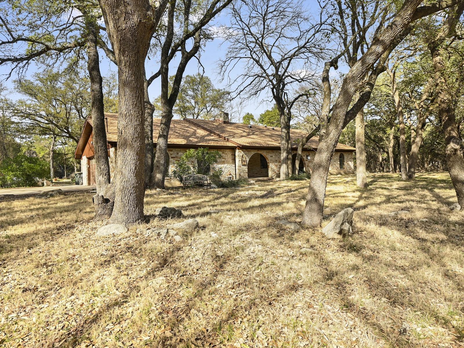 725 Shady Hollow Dr Property Photo 3