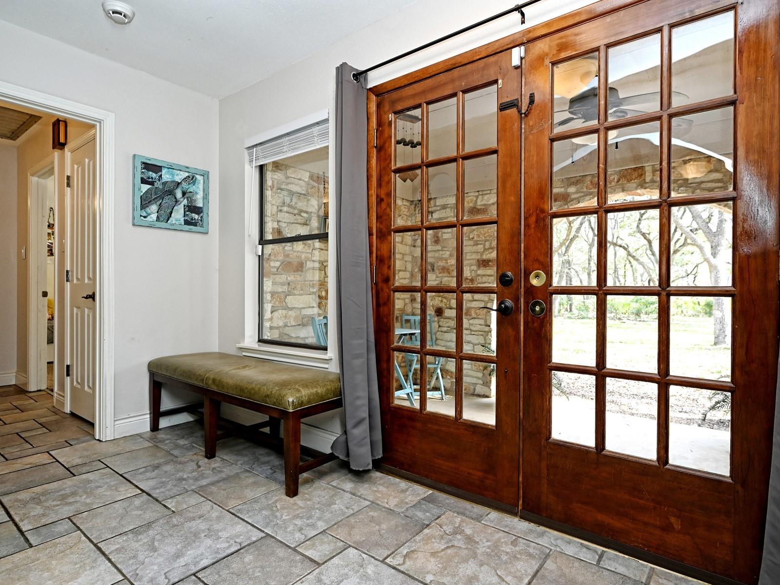 725 Shady Hollow Dr Property Photo 7
